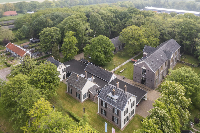 Luchtfoto van het monumentale hospitaalcomplex van Bitter en Zoet in Veenhuizen