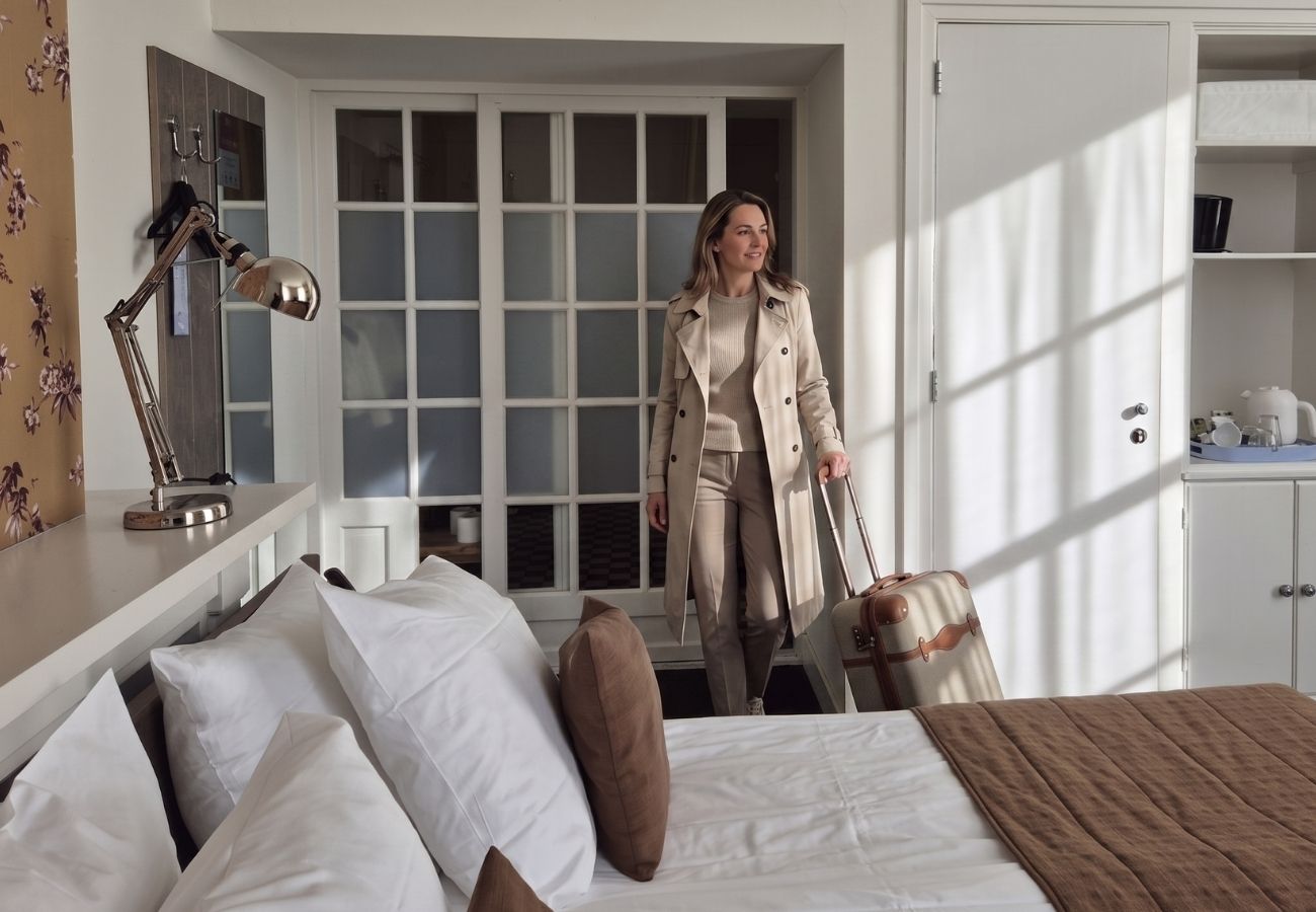 Gast betritt ein charaktervolles Hotelzimmer von Bitter en Zoet in Veenhuizen