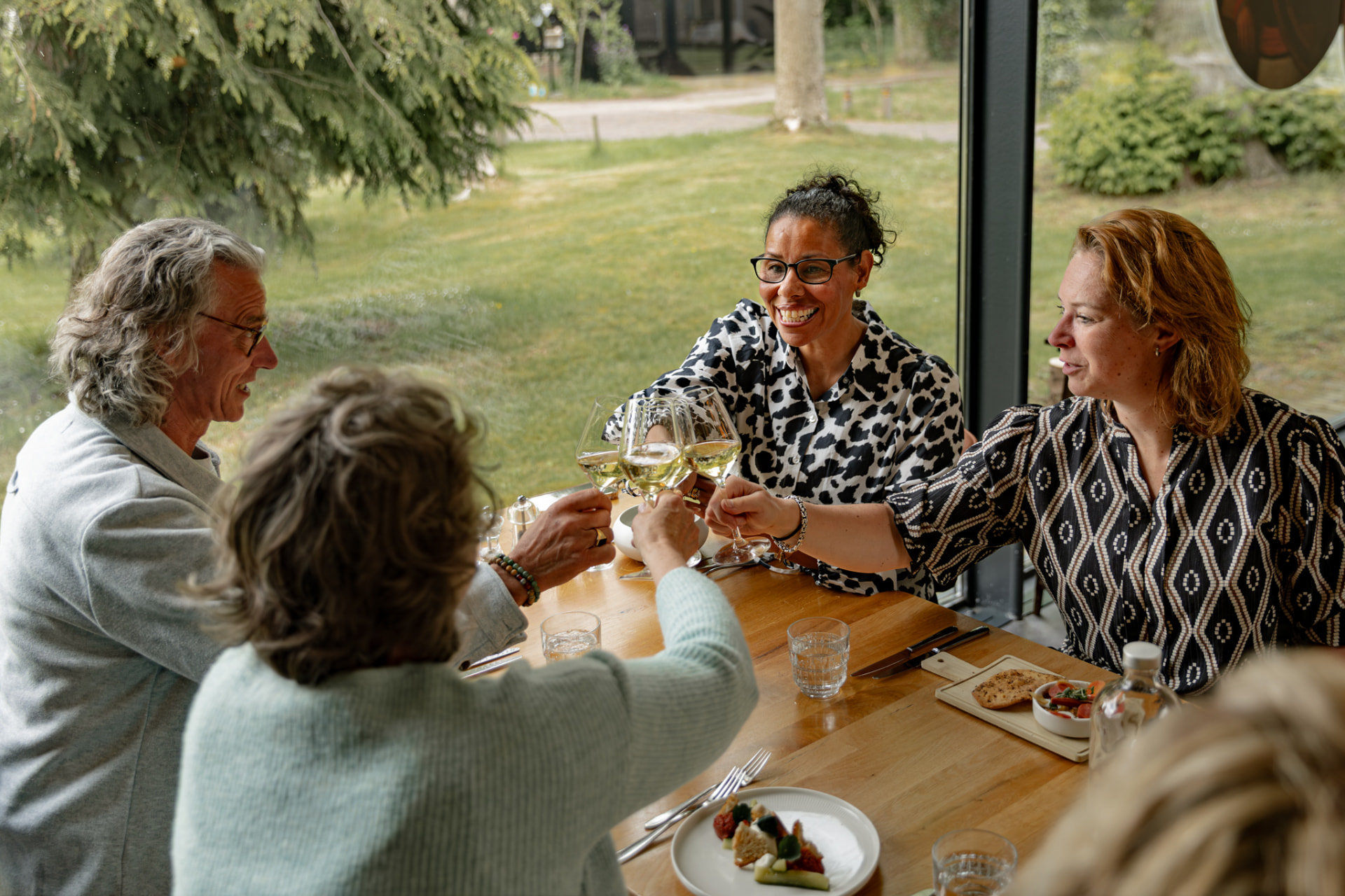 Gasten proosten tijdens laagdrempelig fine dining bij Bitter en Zoet in Veenhuizen