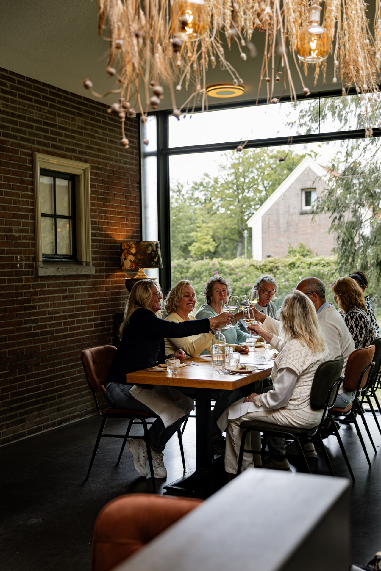 Gezelschap geniet samen van een diner in restaurant Bitter en Zoet in Veenhuizen